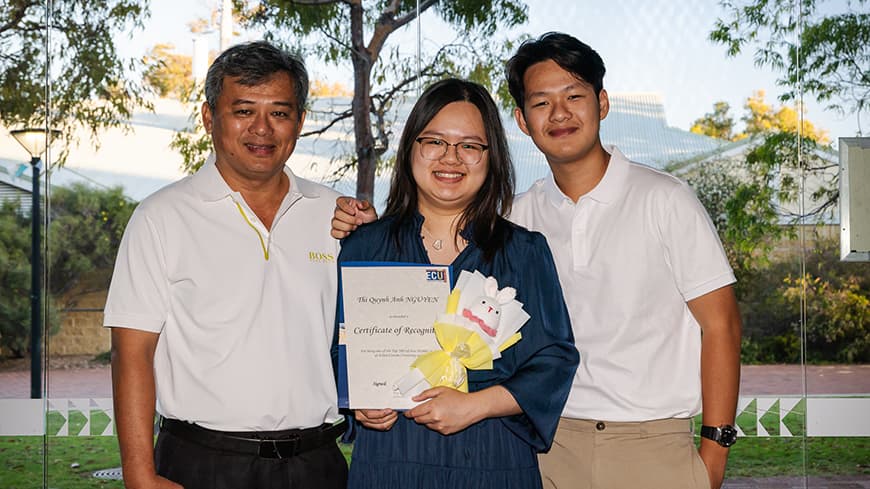 Top 100 student Thi Quynh Anh Nguyen with her family